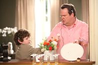 Modern Family – Um seinen Musikabend zu einem perfekten Ereignis zu machen, hat Cameron (Eric Stonestreet, re.) sogar Luke (Nolan Gould) rekrutiert.
