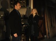 Elementary – Holmes (Jonny Lee Miller, l.) macht eine schreckliche Entdeckung. Doch was hat Irene (Natalie Dormer, r.) mit dem Fall Moriarty zu tun?; Holmes (Jonny Lee Miller, l.) macht eine schreckliche Entdeckung. Doch was hat Irene (Natalie Dormer, r.) mit dem Fall Moriarty zu tun?