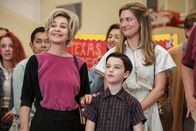 Young Sheldon – Noch ahnen Meemaw (Annie Potts, l.), Sheldon (Iain Armitage, M.) und Mary (Zoe Perry, r.) nicht, dass der Wissenschaftswettbewerb ein herber Rückschlag für Sheldon wird ...