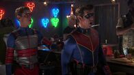 Henry Danger – Vorne, l-r: Henry Hart (Jace Norman), Captain Man / Ray Manchester (Cooper Barnes)