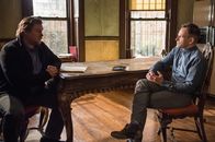 Elementary – Sherlock (Jonny Lee Miller) soll Firmenchef Edward Bornstein (Michael Chernus, l.) dabei helfen herauszufinden, wer seine Software gestohlen hat. Kurz darauf ist Bornstein tot ...