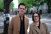 aspekte – Jo Schück mit Irina Scherbakowa vor der Russischen Botschaft in Berlin