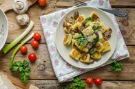 Rachs 5€-Küche – Knusprige gebratene Gnocchi mit Pilzen, Kräutern und Parmesan