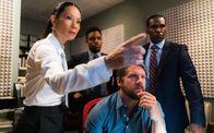 Elementary – L-R: Watson (Lucy Liu) und das NYPD (Jon Michael Hill, hinten; Zachary Knighton, vorne; Curtiss Cook) suchen nach einer vermissten Frau, die offenbar entführt wurde. Aber nichts ist, wie es scheint ...