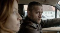 Oderbruch – Maggie (Karoline Schuch) lässt sich von Marek Gorski (Adrian Topol) nach Polen fahren.
