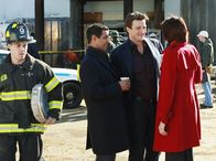 Castle – Die Entdeckung einer hartgefrorenen Leiche auf einer Baustelle ruft Javier Esposito (Jon Huertas, 2.v.l.), Richard Castle (Nathan Fillion, 2.v.r.) und Kate Beckett (Stana Katic, r.) auf den Plan.