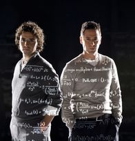 Numb3rs - Die Logik des Verbrechens – (5. Staffel) - FBI-Agent Don Eppes (Rob Morrow, r.) engagiert in schwierigen Fällen seinen Bruder Charlie (David Krumholtz, l.), einen genialen Mathematiker, als Berater ...