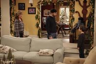 Last Man Standing – Während Vanessa (Nancy Travis, l.) ihrem Enkelsohn Boyd (Flynn Morrison, r.) Weihnachten näherbringen möchte, macht Ryan (Jordan Masterson, M.) alles kaputt ...