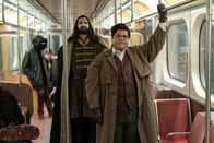 What We Do in the Shadows – Nandor (Kayvan Novak, Mitte); Guillermo (Harvey Guillén, r.)
