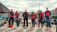 The Outlaws – Die wild zusammengewürfelte Gang, bestehend aus dem konservativen Geschäftsmann John (Darren Boyd, l.), der smarten Teenagerin Rani (Rhianne Barreto, 2.v.l.), dem Scheck-Betrüger Frank (Christopher Walken, 3.v.l.), der radikalen Aktivistin Myrna (Clare Perkins, 3.v.r.), dem jungen Gang-Aussteiger Christian (Gamba Cole, 2.v.r.) und dem Anwalt mit nicht so reiner Weste, Greg (Stephen Merchant, r.), sorgt eher für Chaos, als für Ordnung.