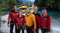 Die Bergretter – Auf die Bergretter Markus (Sebastian Ströbel, M.), Katharina (Luise Bähr, 2.v.l.), Simon (Ferdinand Seebacher, l.), Michi (Robert Lohr, 2.v.r.) und Rudi (Michael Pascher, r.) ist Verlass.