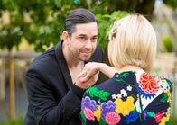 Agatha Raisin – Agatha Raisins (Ashley Jensen) lernt George Felliet (Adam Garcia) auf Cassandras Geburtstagsfeier kennen.