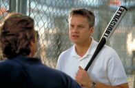 Arlington Road – Michael Faraday (Jeff Bridges, li.), der seit dem Tod seiner Frau ein zurückgezogenes Leben führt, freundet sich mit seinem Nachbarn Oliver Lang (Tim Robbins, re.) an. Doch einige Ungereimtheiten machen Michael misstrauisch.