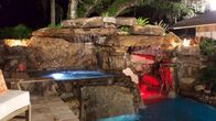 Die Beckenbauer - Pools der Superlative – Der neue Pool des Belsito bei Nacht.