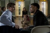 Common Law – Während einer neuen Therapiestunde bei Dr. Emma Ryan (Sonya Walger, M.) kommen neue Dinge über Travis (Michael Ealy, r.) und Wes (Warren Kole, l.) ans Licht ...