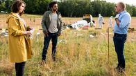 SOKO Potsdam – Beim Anflug auf einen Provinzflugplatz ist ein Sportflugzeug abgestürzt. Im Wrack liegt die Leiche des Piloten Philip Franke. Luna Kunath (Caroline Erikson, l.), David Grünbaum (Omar El-Saeidi, M.) und Bernhard Henschel (Michael Lott, r.) können sehr schnell ausschließen, dass es sich um einen Unfall handelt. Im Blut des Piloten wird eine große Dosis eines Schlafmittels nachgewiesen.