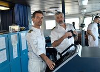 Das Traumschiff – Auf dem Weg zu den Bahamas: Kapitän Max Parger (Florian Silbereisen, l.) und Staff-Kapitän Martin Grimm (Daniel Morgenroth, r.)
