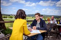 Sturm der Liebe – Henry (Elias Reichert) ist überrascht, dass Sophia (Krista Birkner, l.) das Geheimnis, dass sie seine Mutter ist, nicht lüften will.