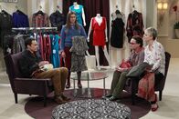 The Big Bang Theory – Leonard (Johnny Galecki, 2.v.r.) und Sheldon (Jim Parsons, l.) gehen mit Penny (Kaley Cuoco, r.) und Amy (Mayim Bialik, 2.v.l.) einkaufen. Was zu einem Streit zwischen den Freunden führt ...