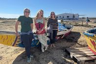 Wunderschön! – Mit rund 300 Sonnentagen im Jahr und über 130 traumhaften Stränden ist die Algarve eines der beliebtesten Urlaubsziele Europas. Von der eindrucksvollen Felsküste bis zur weniger bekannten Sandalgarve erkundet Tamina Kallert die facettenreiche Region im Süden Portugals. Tamina Kallert (mi.) besucht die Insel Culatra mit der Reiseführerin Diana Nunes (li.) und lernt dort Silvia Padinha (re.) kennen, die Präsidentin des Vereins der Inselbewohner, die sich für einen nachhaltigen Tourismus auf der Insel stark macht.