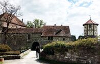 Expedition in die Heimat – Außenansicht der Burg Maienfels. Ist das Tor offen, dürfen Touristen den Innenhof besichtigen.
