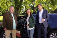 Die Rosenheim-Cops – Felizitas Schnell (Lucy Scherer, M.) bringt die Kommissare (Joseph Hannesschläger, l.; Igor Jeftic, r.) auf eine interessante Spur.