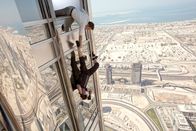 Mission: Impossible - Phantom Protokoll – Bei dem Einsatz für die Menschheit sind William Brandt (Jeremy Renner, oben) und Ethan Hunt (Tom Cruise, unten) auf dem höchsten Turm der Welt unterwegs. Wird die Luft da oben zu knapp für die beiden?