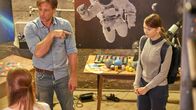Der Lehrer – Vollmer (Hendrik Duryn) stellt Luna (Greta Bohacek) der Projektwochengruppe vor. Luna ist skeptisch.