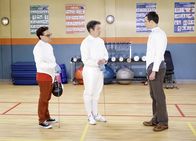 The Big Bang Theory – Als Sheldon (Jim Parsons, r.) von Leonard (Johnny Galecki, l.) erfährt, dass Kripke (John Ross Bowie, M.) Amy um ein Date bitten möchte, würde er am liebsten gleich den Degen zücken ...