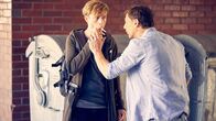 Der Lehrer – Stefan (Hendrik Duryn, r.) macht seinem neuen Schüler Clemens (Fabian Jaray) unmissverständlich klar, dass auf dem Schulgelände nicht geraucht wird. Doch Clemens ist taub. +++ Die Verwendung des sendungsbezogenen Materials ist nur mit dem Hinweis und Verlinkung auf TVNOW gestattet. +++