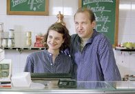 Der Dicke – Fischhändler Biesen (Peter Heinrich Brix) und seine Frau Margit (Marie Rönnebeck) freuen sich über Ehrenbergs Besuch.
