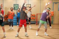 The Goldbergs – Dave Kim (Kenny Ridwan, Mitte); Adam Goldberg (Sean Giambrone, r.)