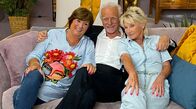 Wohnzimmer-Comedy - Mit Dui do on de Sell – Petra und Doris sitzen zusammen mit Roland Baisch auf der Couch.