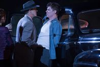 American Horror Story – Dandy fast einen neuen Plan, der Jimmy (Evan Peters, r.) den Besuch des Detektives Colquitt (P.J. Marshall, l.) einbringt ...