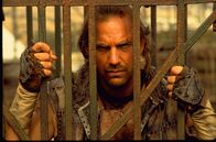 Waterworld – Der Mariner (Kevin Costner) wird wegen seines dunklen Geheimnisses gefangen genommen.