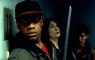 Attack the Block – Als die erste Bestie in Sams (Jodie Whittaker, 2.v.l.) Wohnung drängt, kann Moses (John Boyega, l.) sie mit dem Samuraischwert töten. Jetzt ist klar: Nur gemeinsam haben sie eine Chance gegen die haarigen Killer ...
