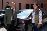 Die Rosenheim-Cops – Dass Frau Grasegger (Ursula Maria Burkhart, r.) sich auf ihre Wanderung mit den Gebirgsschützen freut, bleibt auch Polizeidirektor Achtziger (Alexander Duda, l.) nicht verborgen.