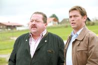 Die Rosenheim-Cops – Die beiden Rosenheim-Cops Korbinian Hofer (Joseph Hannesschläger, l.) und Christian Lind (Tom Mikulla) ermitteln im Zirkusmillieu.