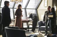 Castle – Arbeiten gemeinsam an einem neuen Fall: Richard Castle (Nathan Fillion, l.), Kate Beckett (Stana Katic, 2.v.l.), Javier Esposito (Jon Huertas, 2.v.r.) und Lanie Parish (Tamala Jones, r.)