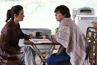 American Horror Story – Lana Winters (Sarah Paulson, l.) besucht Kit Walker (Evan Peters, r.), der sich im ersten Moment sehr freut, aber nicht vor der Kamera mit ihr sprechen möchte ...
