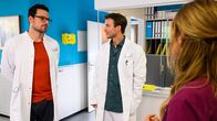 Bettys Diagnose – Die Karlsklinik bekommt einen neuen Assistenzarzt: Dr Paul Eckart (Florian Frowein, M.) hat seinen ersten Tag.