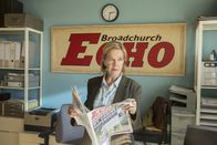 Broadchurch – Die Journalistin Maggie Radcliffe (Carolyn Pickles) muss sich entscheiden: Freunde oder Karriere?