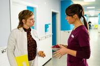 Bettys Diagnose – Dr. Kim Brand (Judith Neumann, l.) und Elisabeth Hertz (Henrike Hahn, r.)