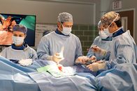 Grey's Anatomy – Arbeiten in Ruhe: Caterina Scorsone als Dr. Amelia Shepherd (l.), Chris Carmack als Dr. Atticus Lincoln (2.v.l.), Alex Landi als Dr. Nico Kim (r.)
