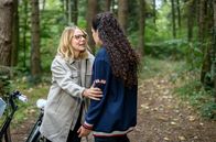 Sturm der Liebe – Josie (Lena Conzendorf, l.) versucht, Shirin (Merve Ã‡akÄ±r, r.) zu beruhigen, die sich groÃŸe Sorgen um Gerry macht.