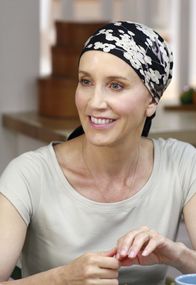 Desperate Housewives – Da Tom während der Chemotherapie zu emotional reagiert, bittet Lynette (Felicity Huffman) ihre Freundinnen, sie zu begleiten ...