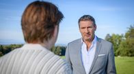 Sturm der Liebe – Theo (Lukas Leibe, l.) schöpft Hoffnung, dass Christoph (Dieter Bach, r.) die Abmahnung nach ihrer Annäherung zurücknehmen wird.