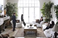 The Mentalist – Das CBI-Team versucht den Mord an dem Hollywood-Produzenten Felix Hanson aufzudecken. Teresa Lisbon (Robin Tunney, 2.v.l.) und Patrick Jane (Simon Baker, l.) ermitteln und hoffen bei der Befragung von Tochter Sydney (Sarah Foret, r.) und Frau Felicia (Rebecca Rigg, 2.v.r.) auf Hinweise zu stoßen ...
