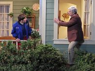 The Big Bang Theory – Als Howard (Simon Helberg, l.) nach seinem Weltraumaufenthalt seine Mutter besuchen möchte, bemerkt er, dass sie Besuch von Dr. Schneider (Ken Lerner, r.) und deshalb keine Zeit für ihn hat ...