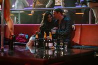 Asbest – Henry (Wotan Wilke Möhring, re.) lässt es sich gut gehen.